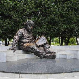 tour-por-el-monumento-a-albert-einstein-05